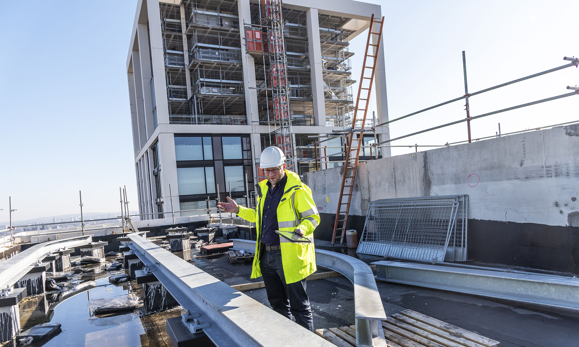 Robert Tischer auf der Baustelle in Warnweste — DGNB-Auditor bei der Vor-Ort-Prüfung